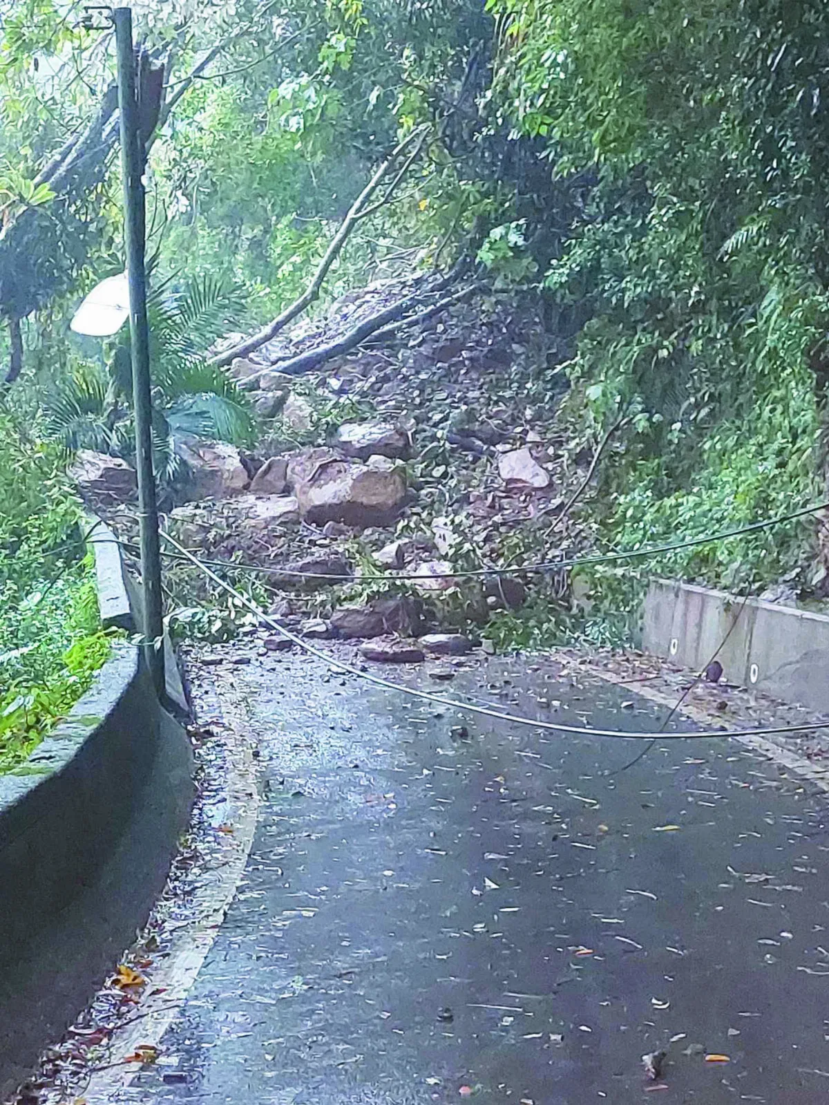 豪雨狂灌 蘇花公路坍、平溪線受阻