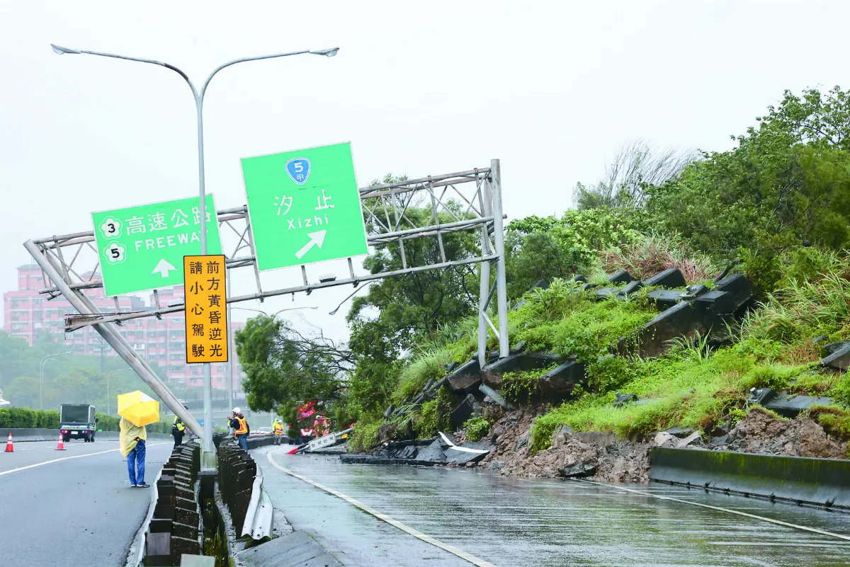 國1汐止出口坍方 多線封閉大塞車