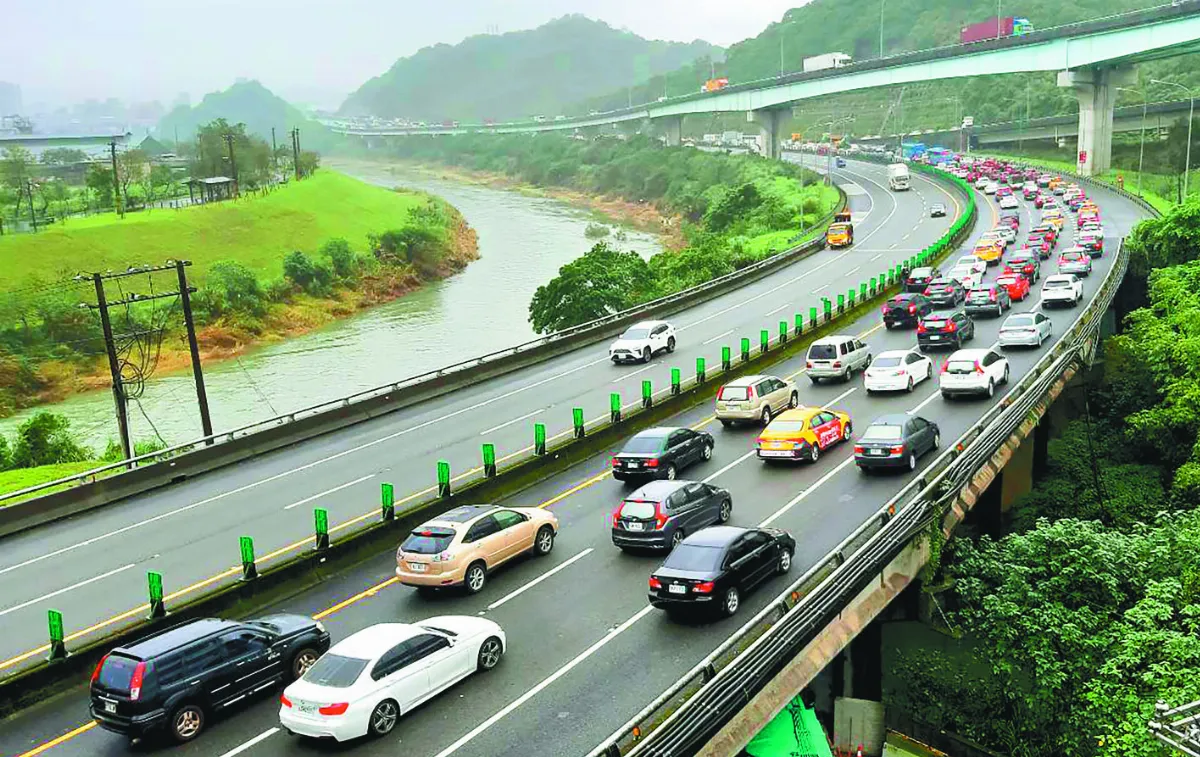 國道汐止段塞爆 估10天搶通