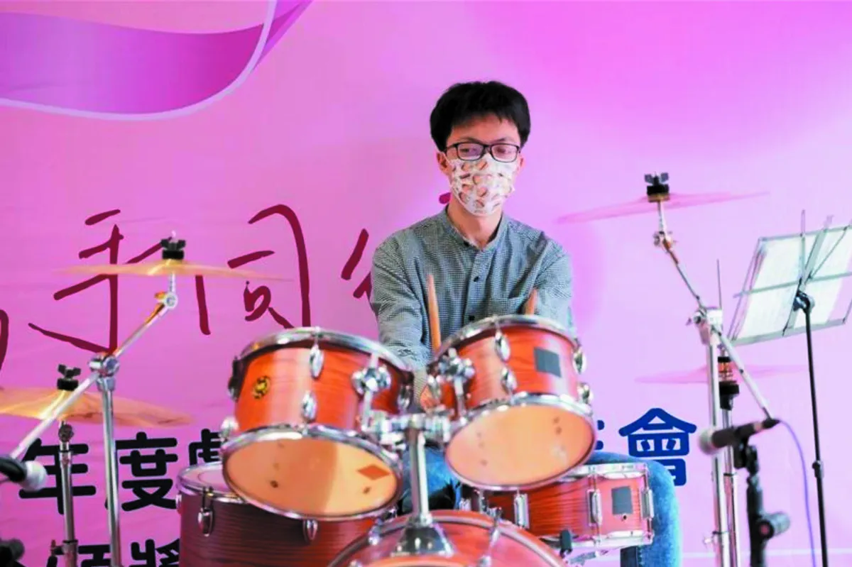顱顏青年打爵士鼓 自信擊退異樣眼光