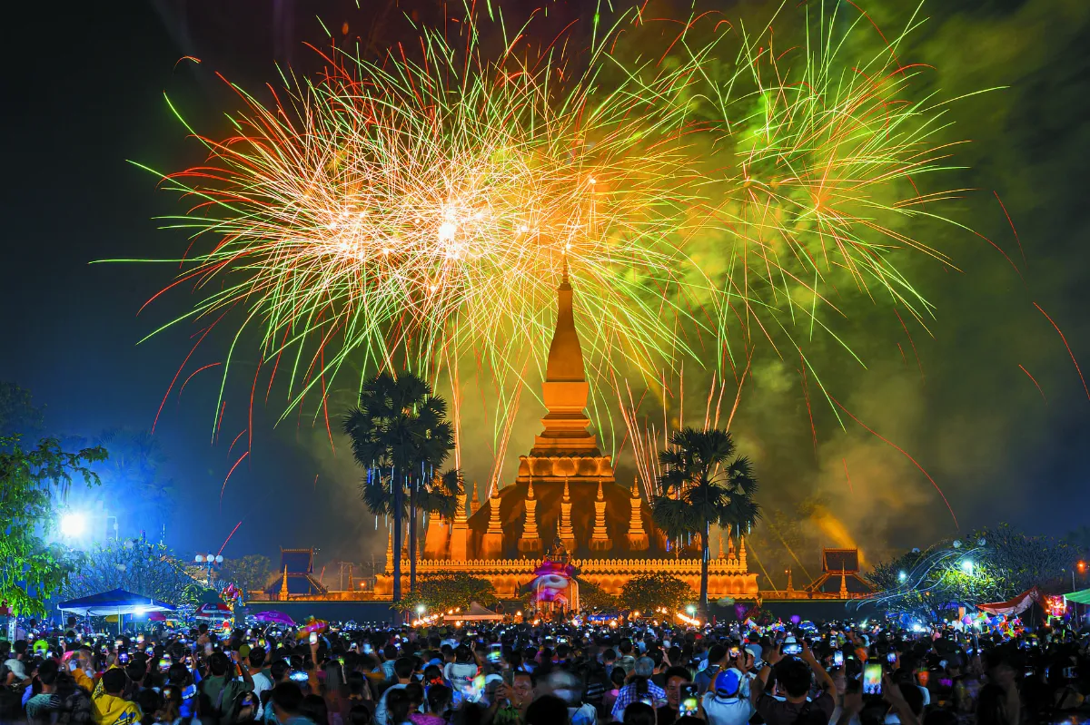 寮國塔鑾節 繞塔祈福