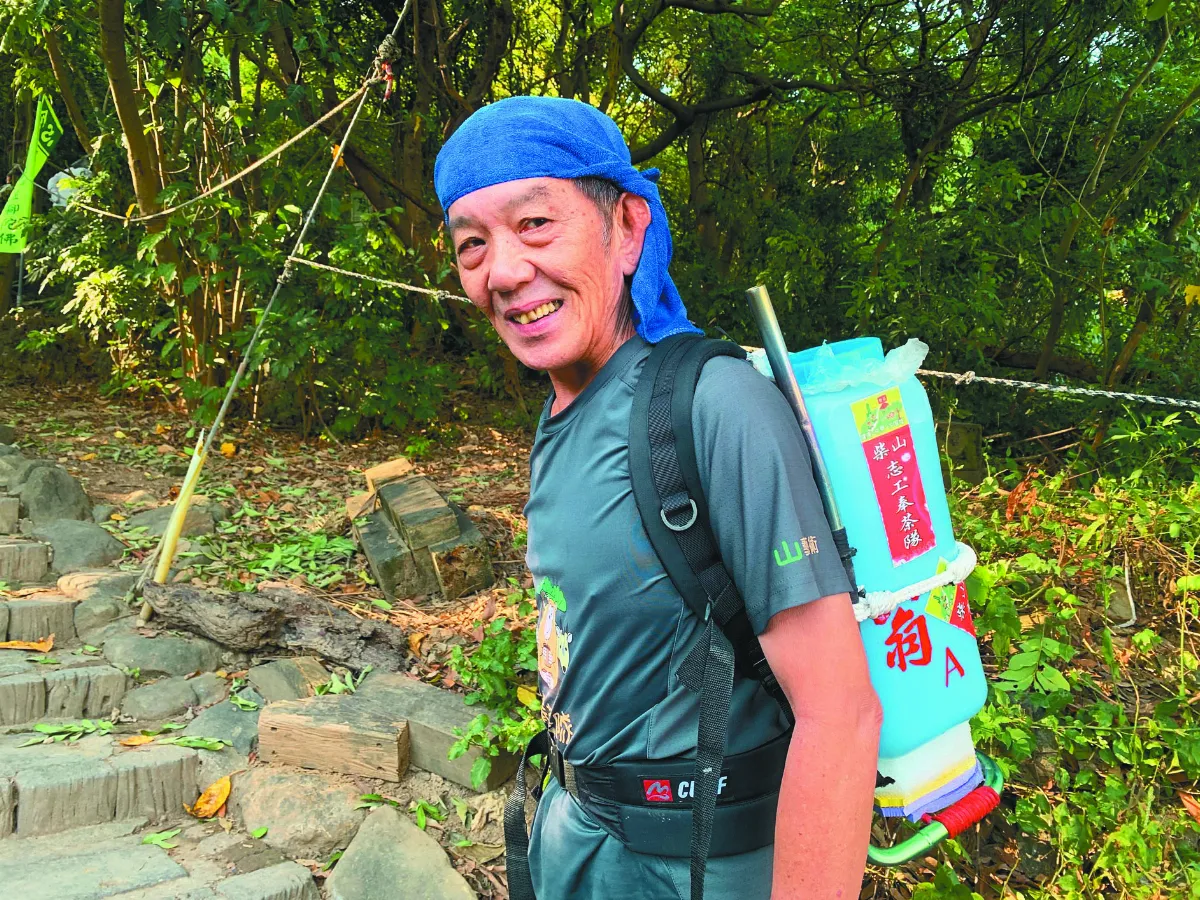 洪木生揹水30年  天天為山友奉茶