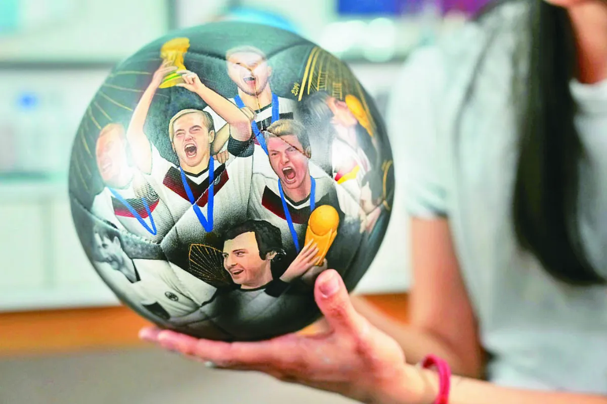 手繪足球迎接世界盃