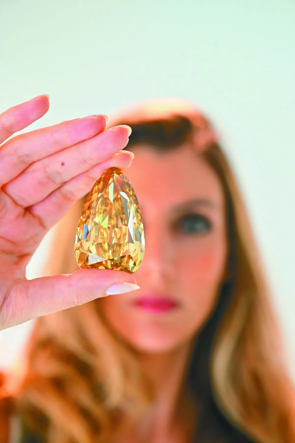 女童碎石堆中發現 300克拉黃鑽