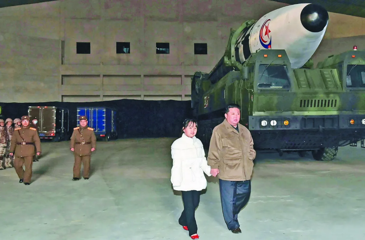 金正恩牽女兒看射飛彈