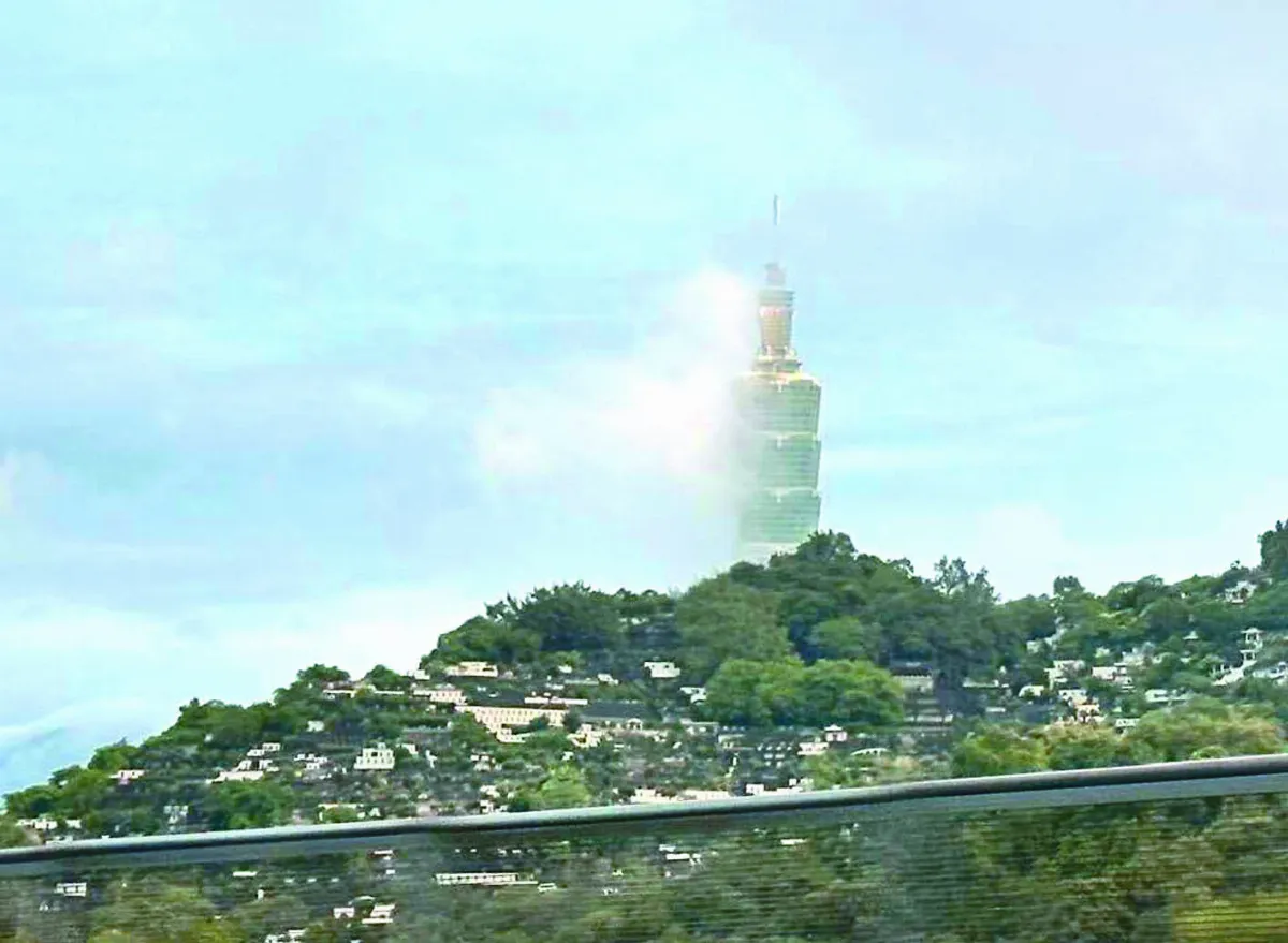 台北101  雲旗飄揚