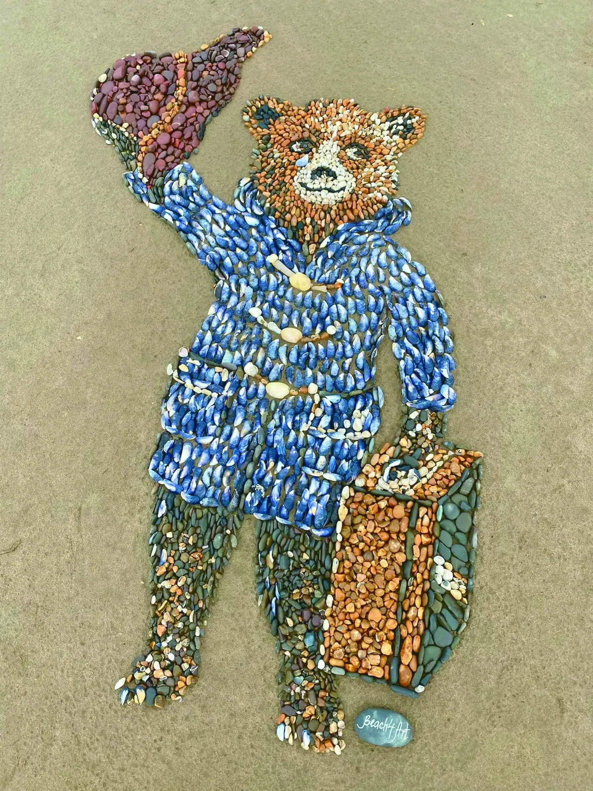 海灘鵝卵石 拼小熊致敬女王