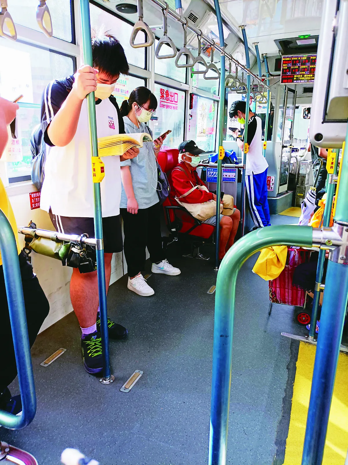 【生活快門】公車上的閱讀風景