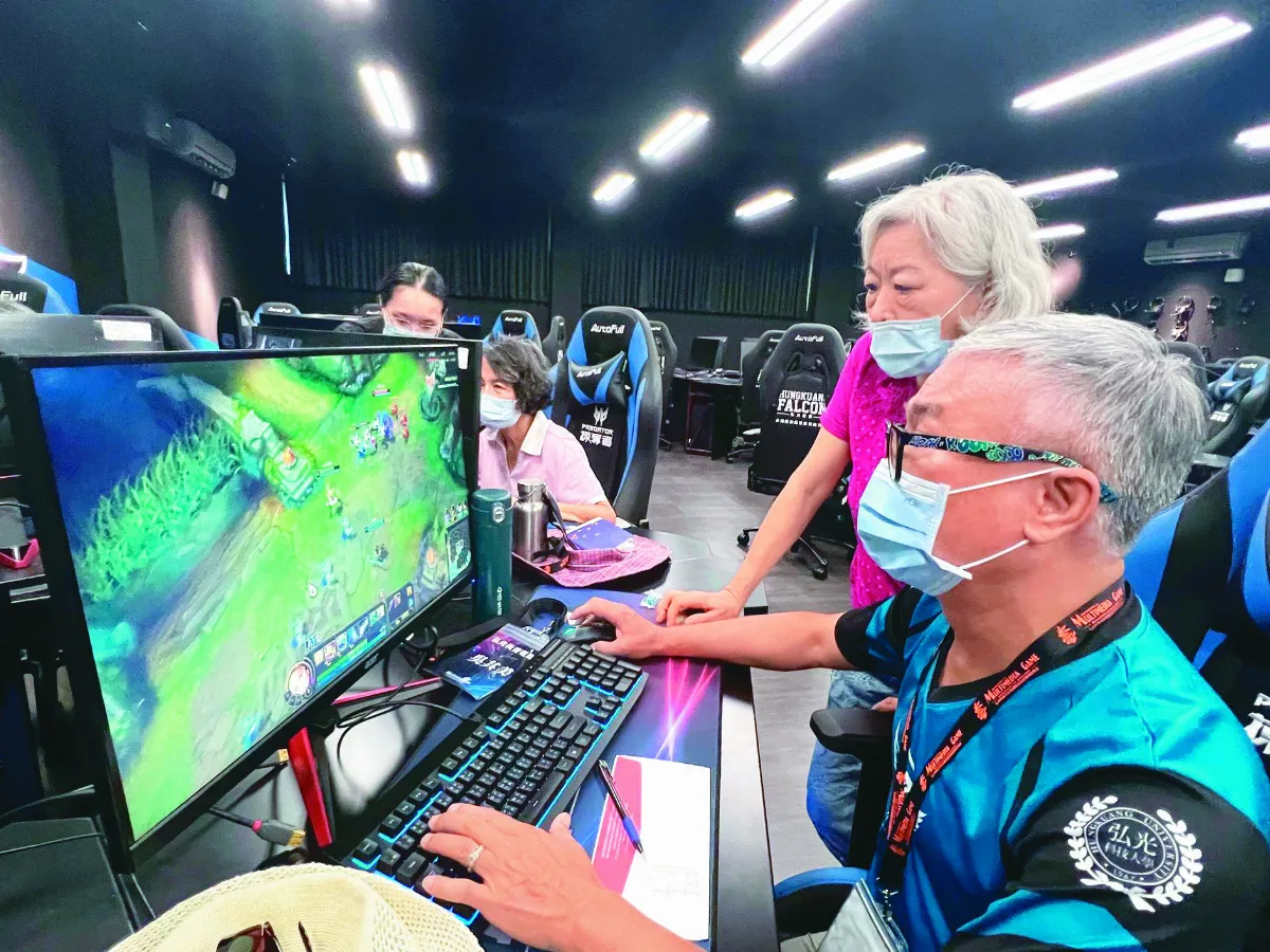 長者玩電競 一樣嚇嚇叫