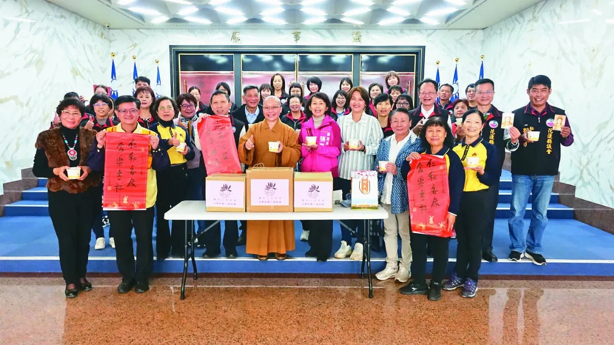 中彰市府、花蓮縣議會 佛光山臘八粥送暖結緣
