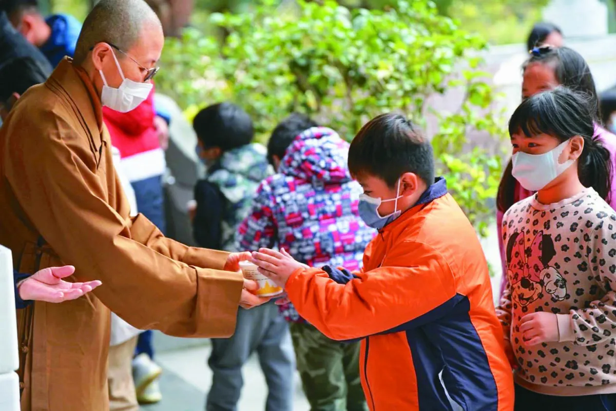法寶寺僧信  傳愛新竹偏鄉小學