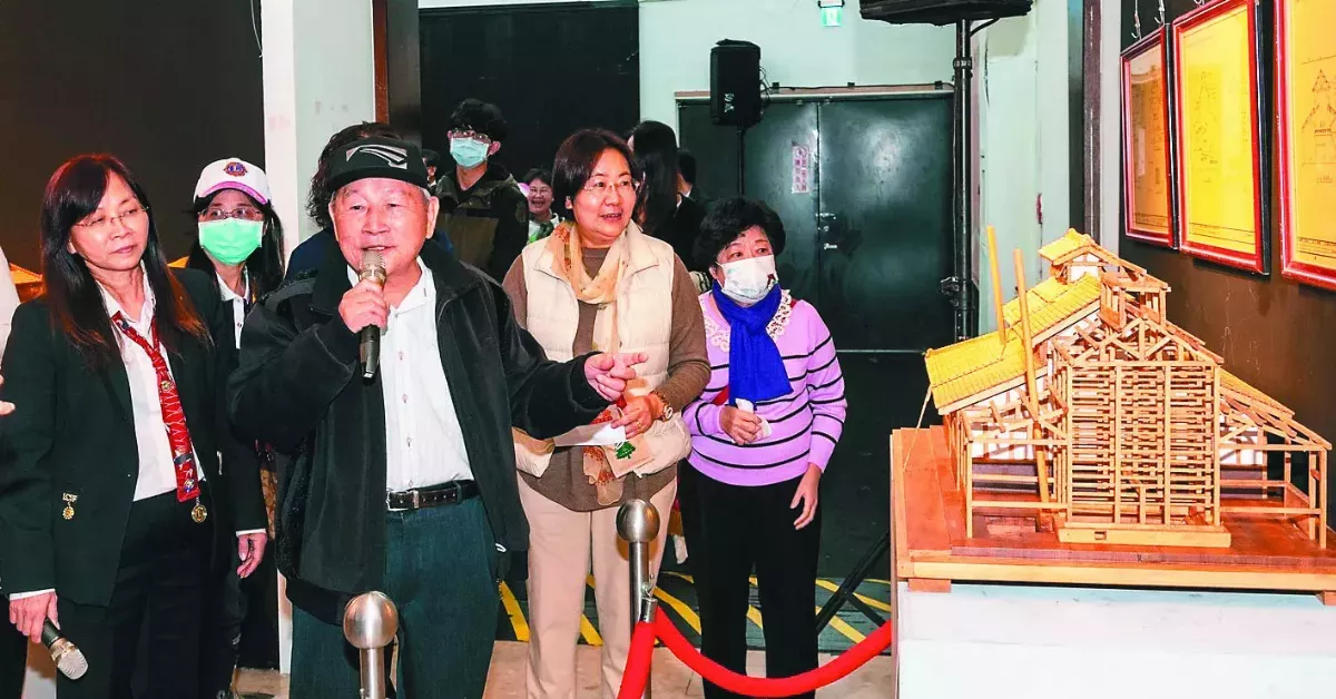 阿龍師檜木雕  重建老火車站