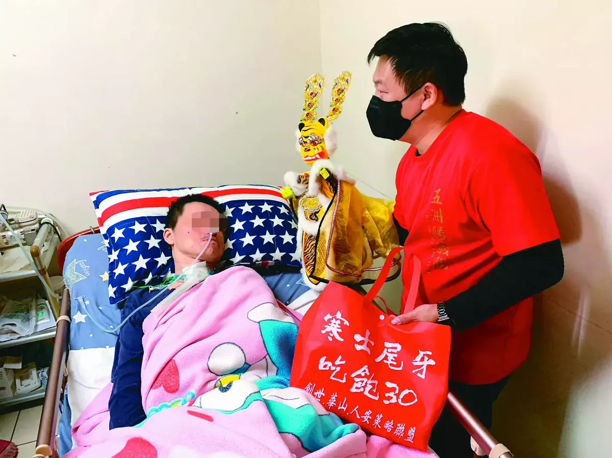 到宅演布袋戲  年禮送植物人