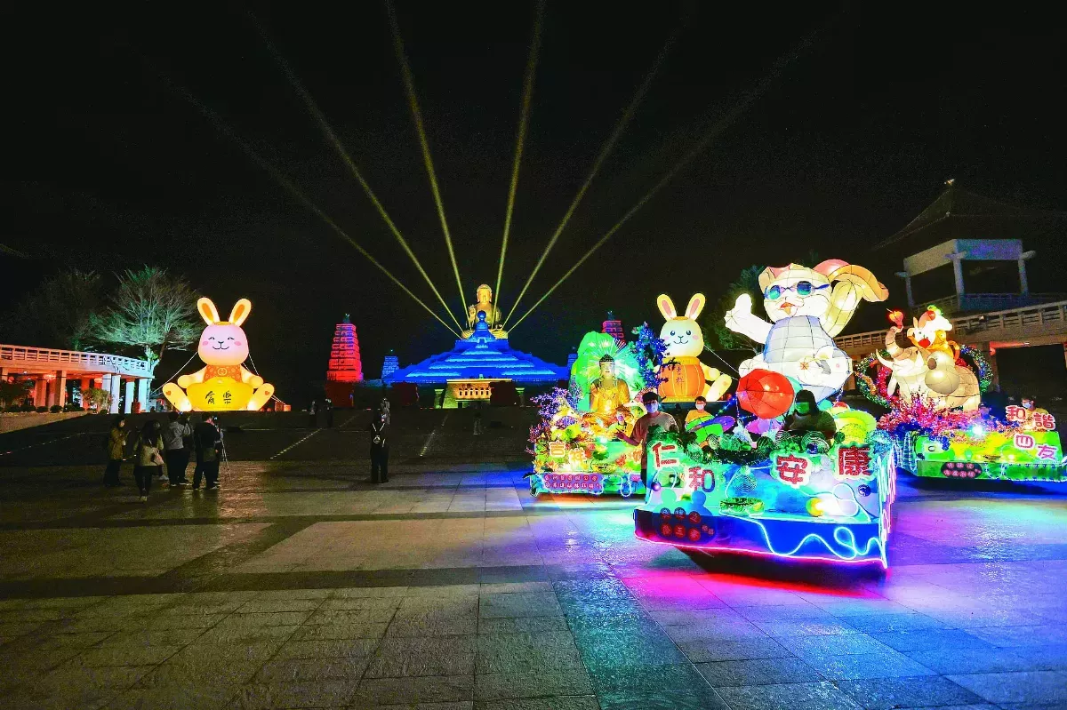 佛光山光照大千 繽紛雪景賞花燈