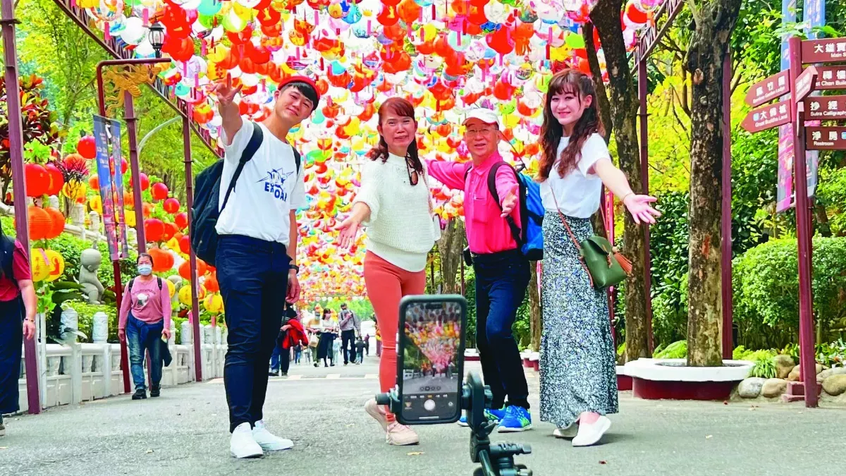 燈籠天幕映襯 到佛光山拍網美照
