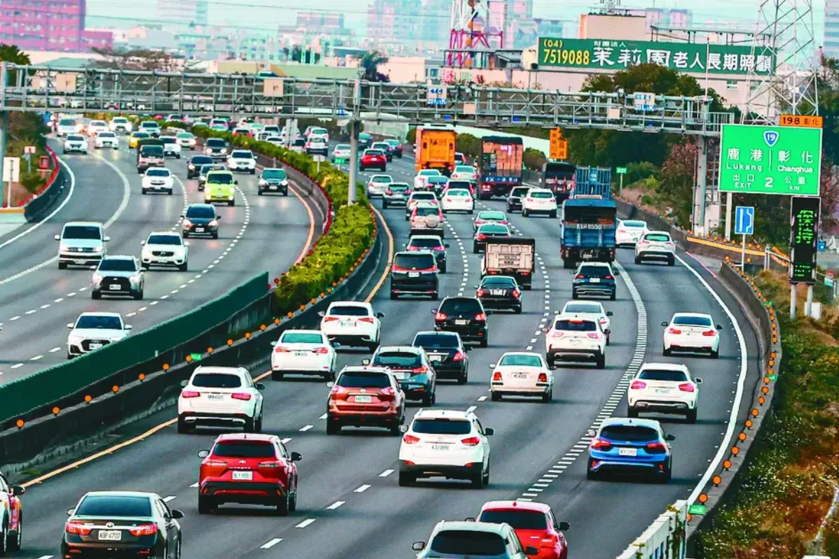 北向車流增1.2倍 國道收假車潮 國5恐塞9小時