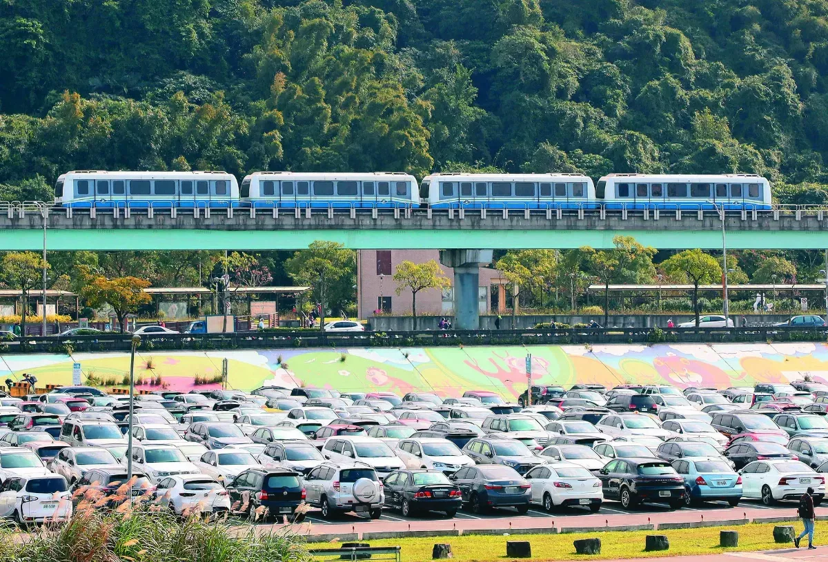 暖陽人潮湧  塞爆動物園