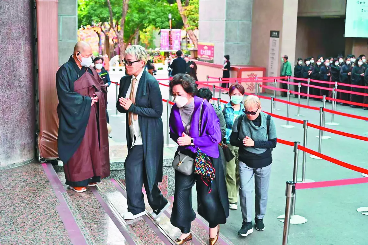 憶師行誼  各界緬懷追悼 默默追隨著大師  楊惠姍淚送