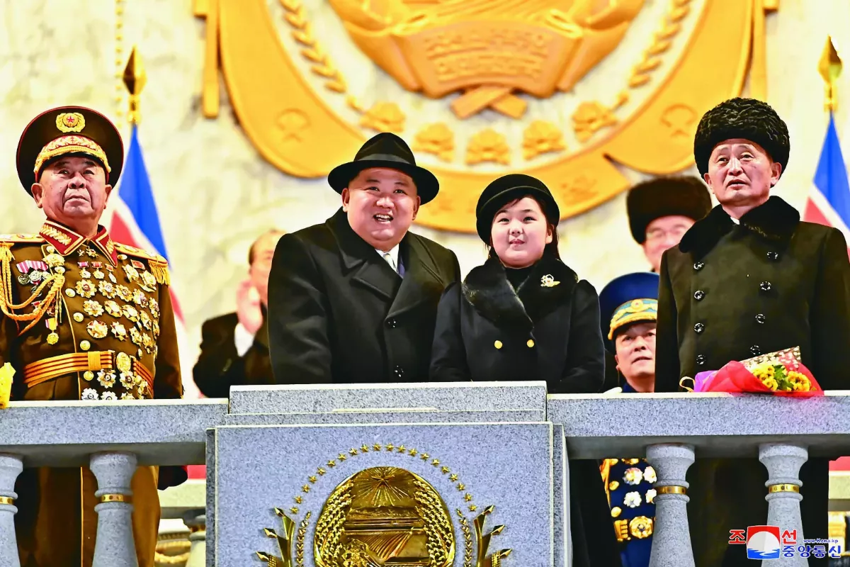 新型洲際彈道飛彈亮相 北韓大閱兵 金正恩攜愛女城樓觀禮
