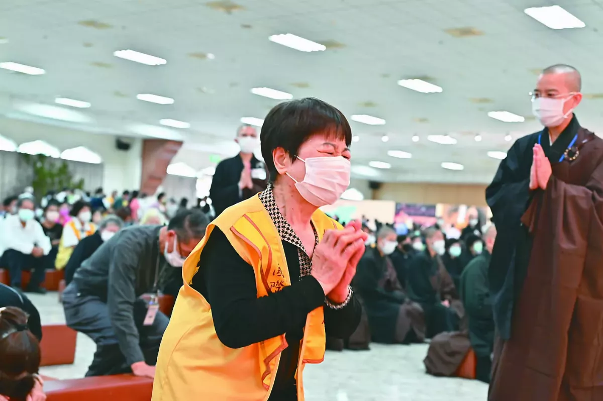 大師如父親 陳樹菊跪哭淚謝恩澤