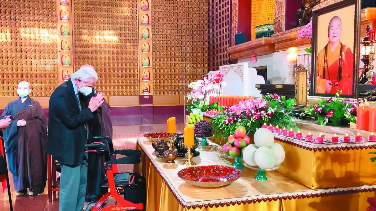 見證一代高僧 西來寺千人獻花