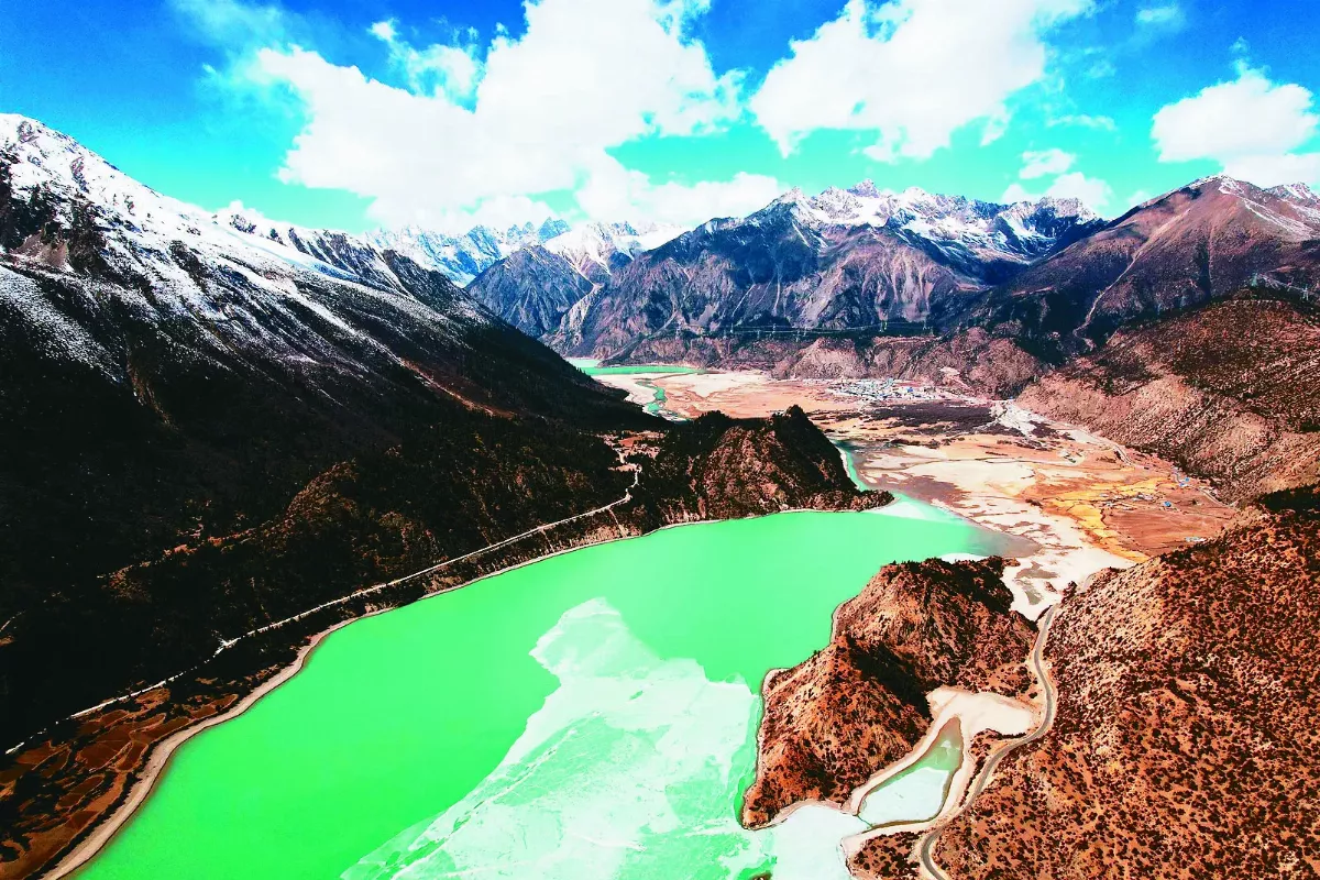 西藏然烏湖 半冰半水美如畫