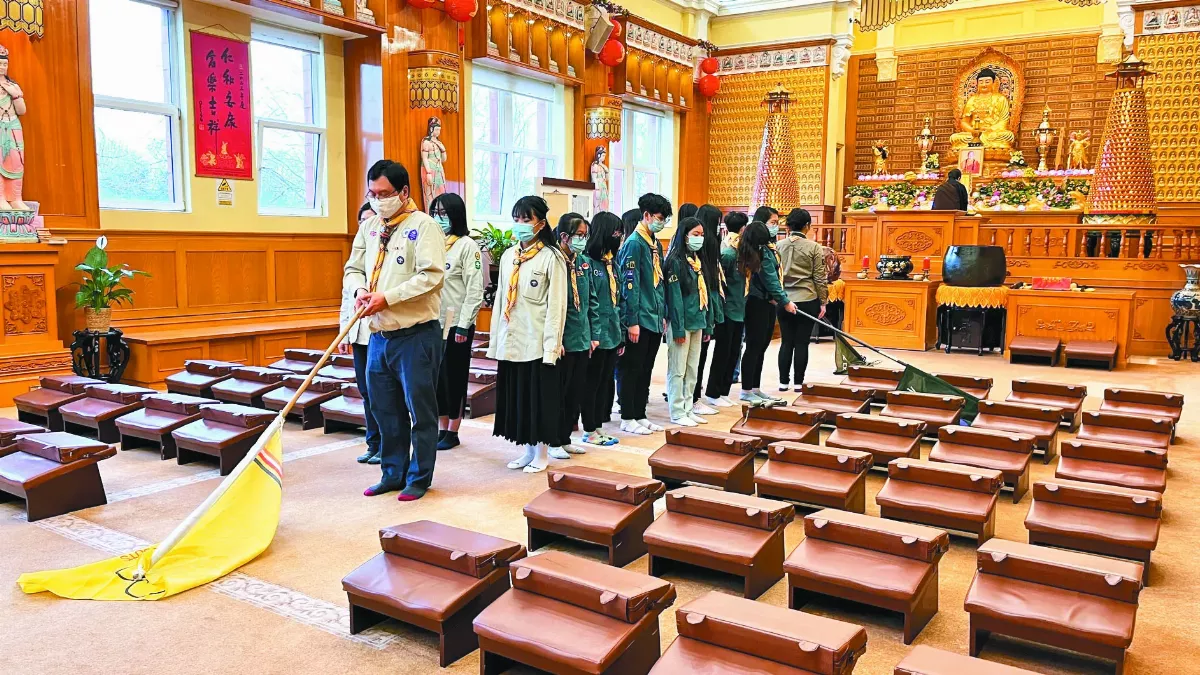 全球佛光人緬懷星雲大師 曼城佛光童軍 降旗懷念大師