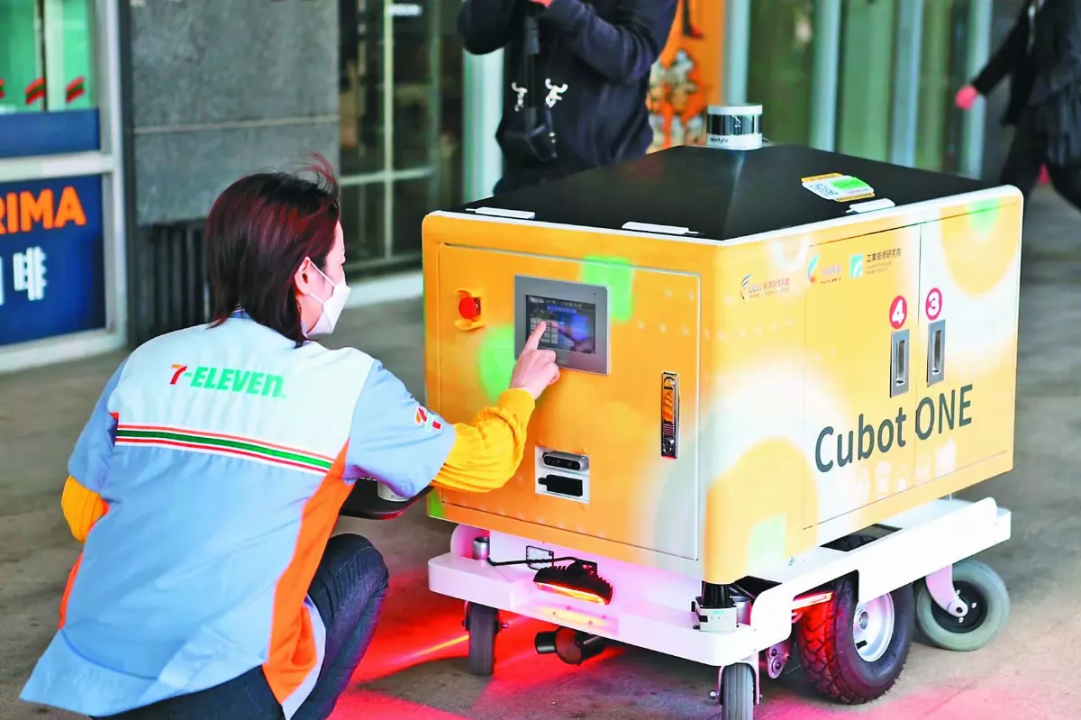 全台首例 機器人外送  3月起穿梭高軟