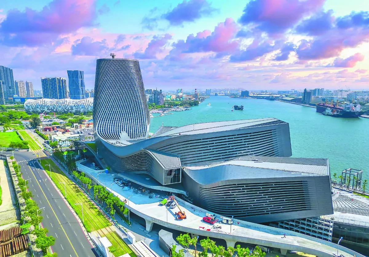 高雄港旅運中心  宛若巨鯨棲息