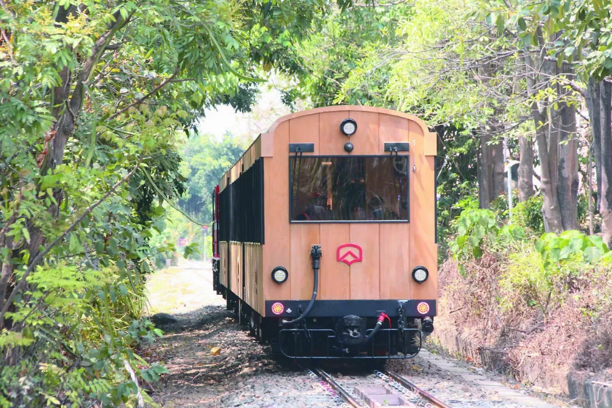 福森號首試車 火車迷沿途搶拍