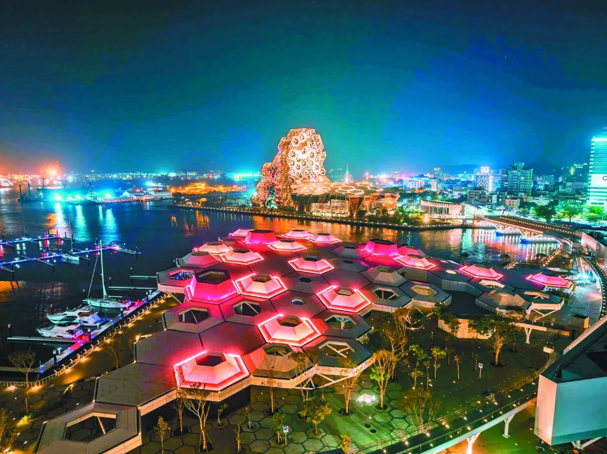 燈光秀點亮愛河