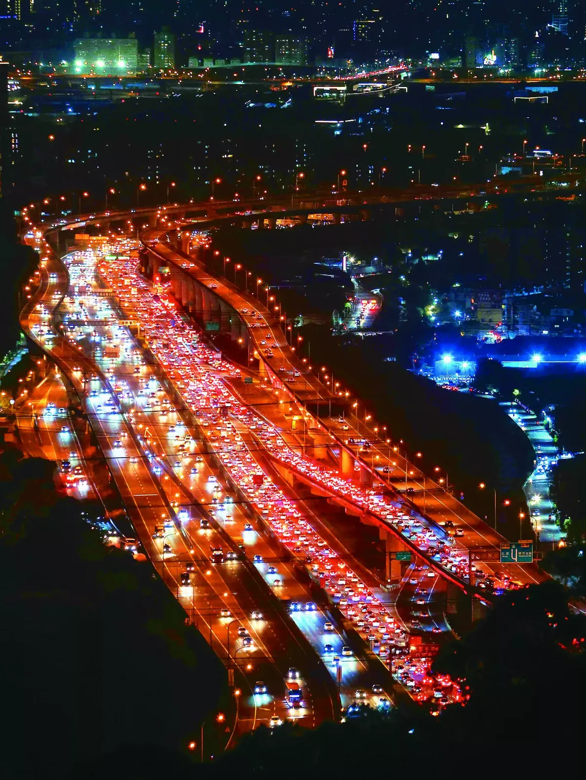 清明連假首日 國5車流增5倍