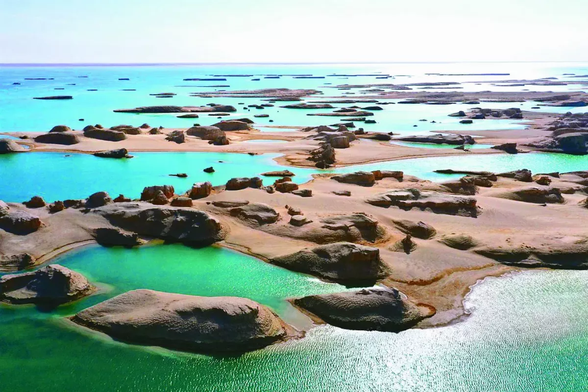 青海水上雅丹地貌 形態萬千