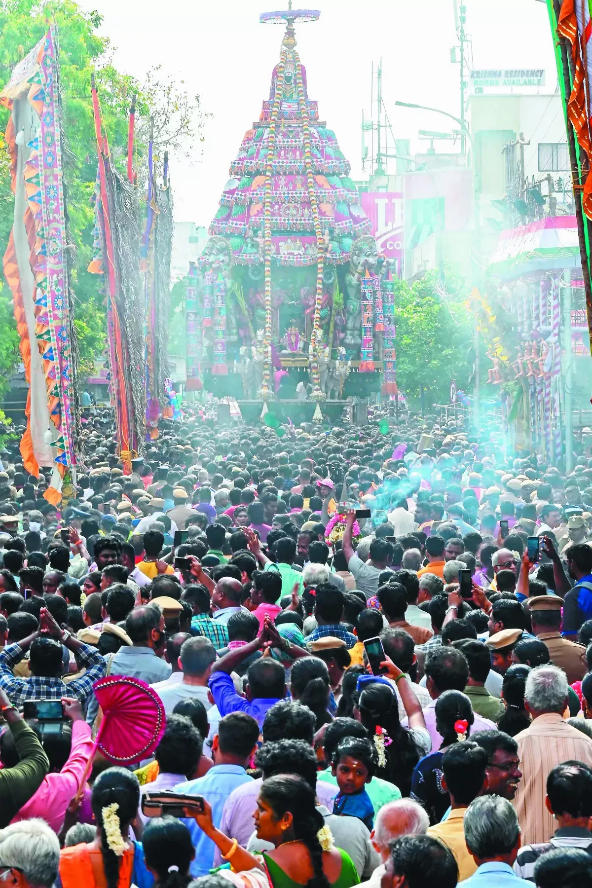 印度清奈神檀車節  信徒盛裝迎神