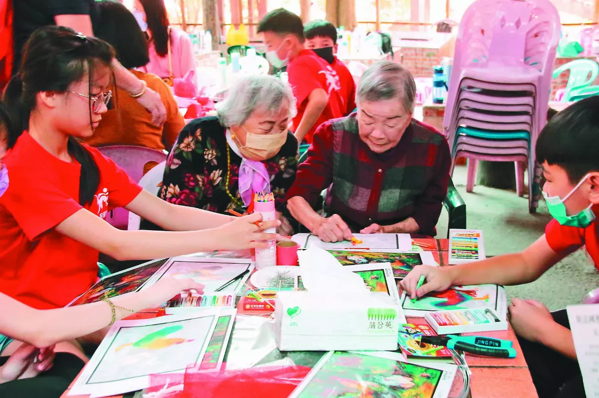 百年小學推美學 97歲學姐一起畫