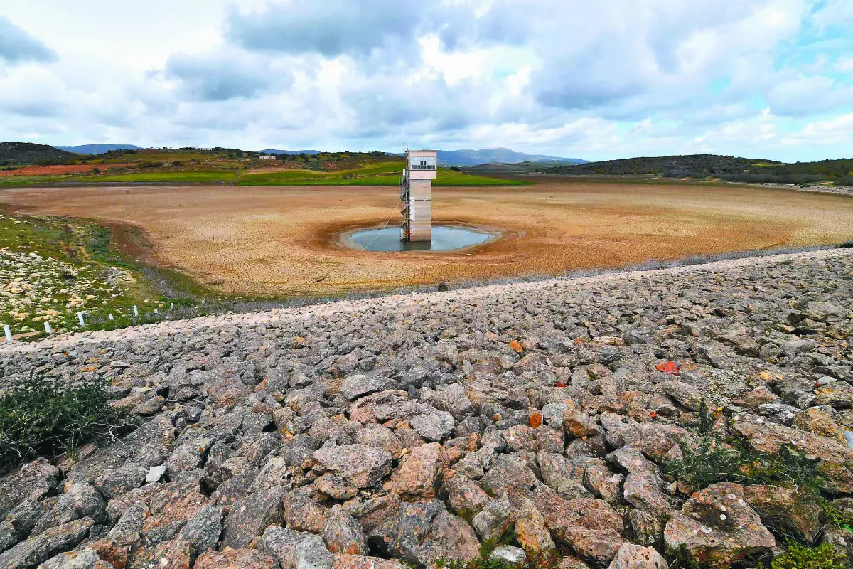 北非水壩全乾了