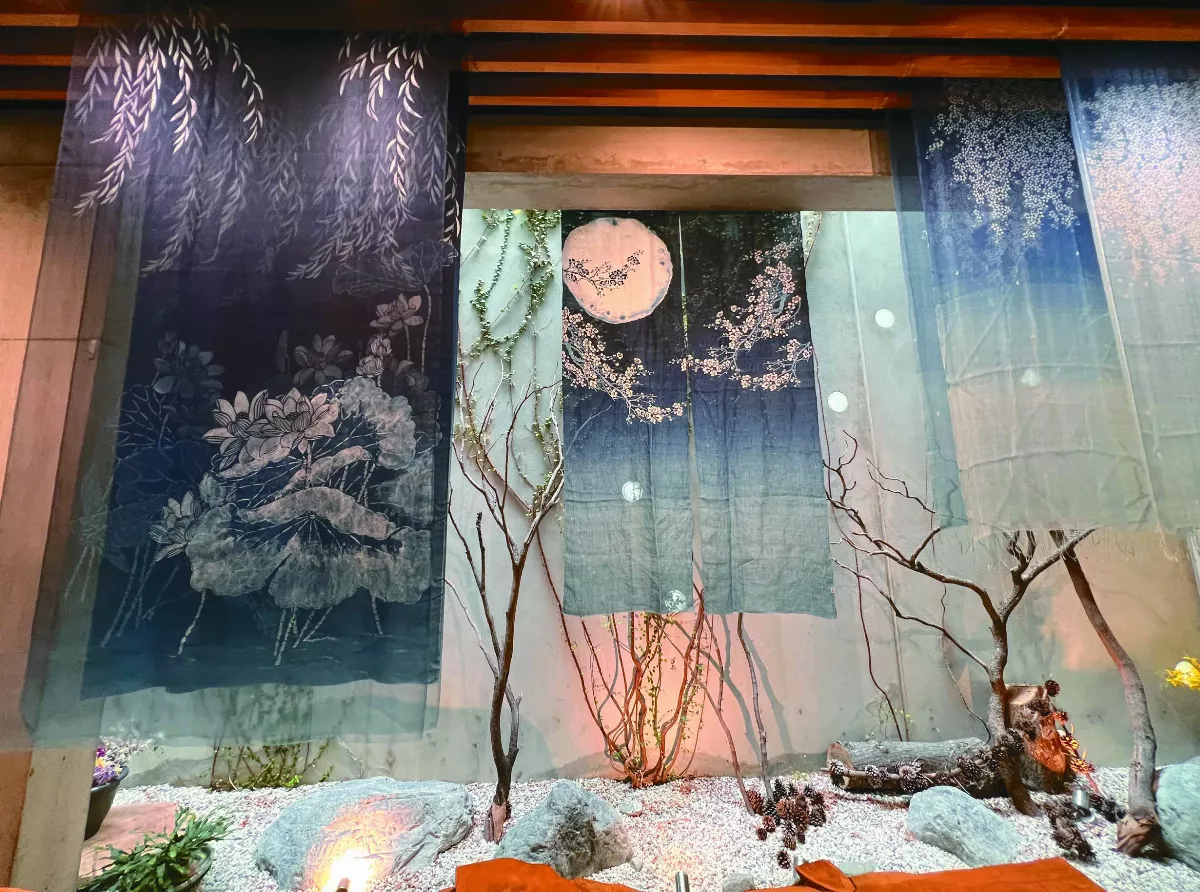 【靛青‧花語──湯文君藍染創作個展】荷影飄逸