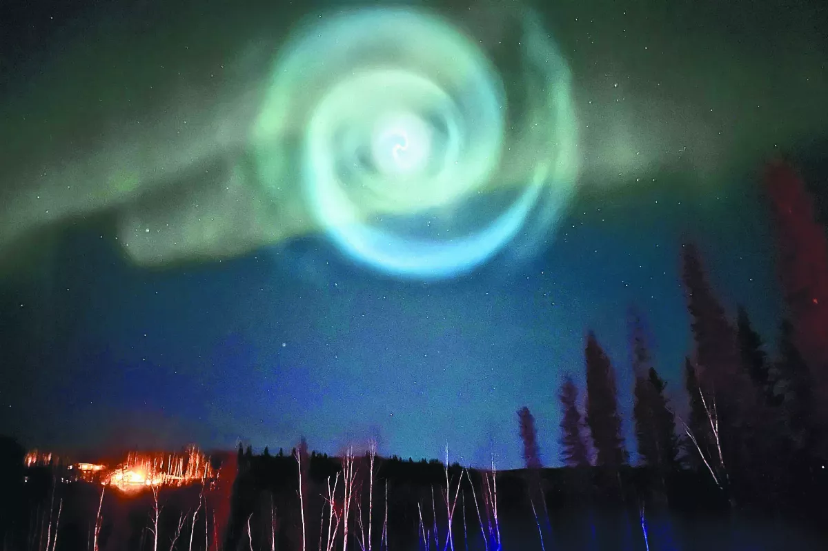 SpaceX火箭升空  與極光共舞