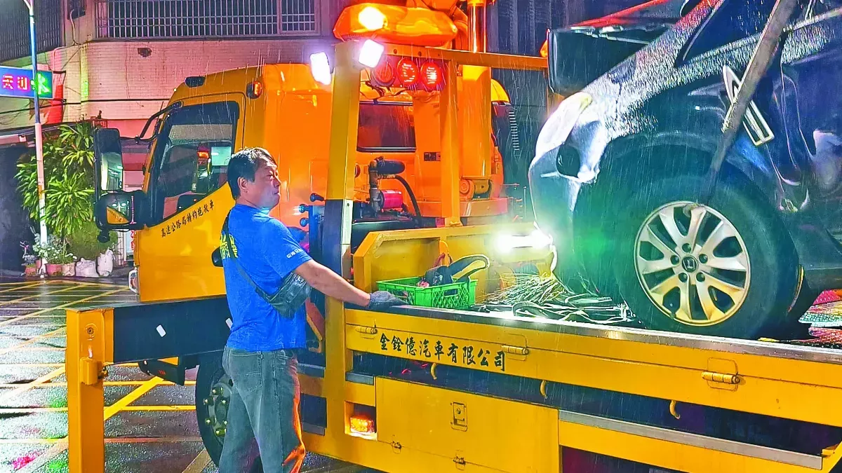 吳聲慶義行20年 車輛拖吊救援
