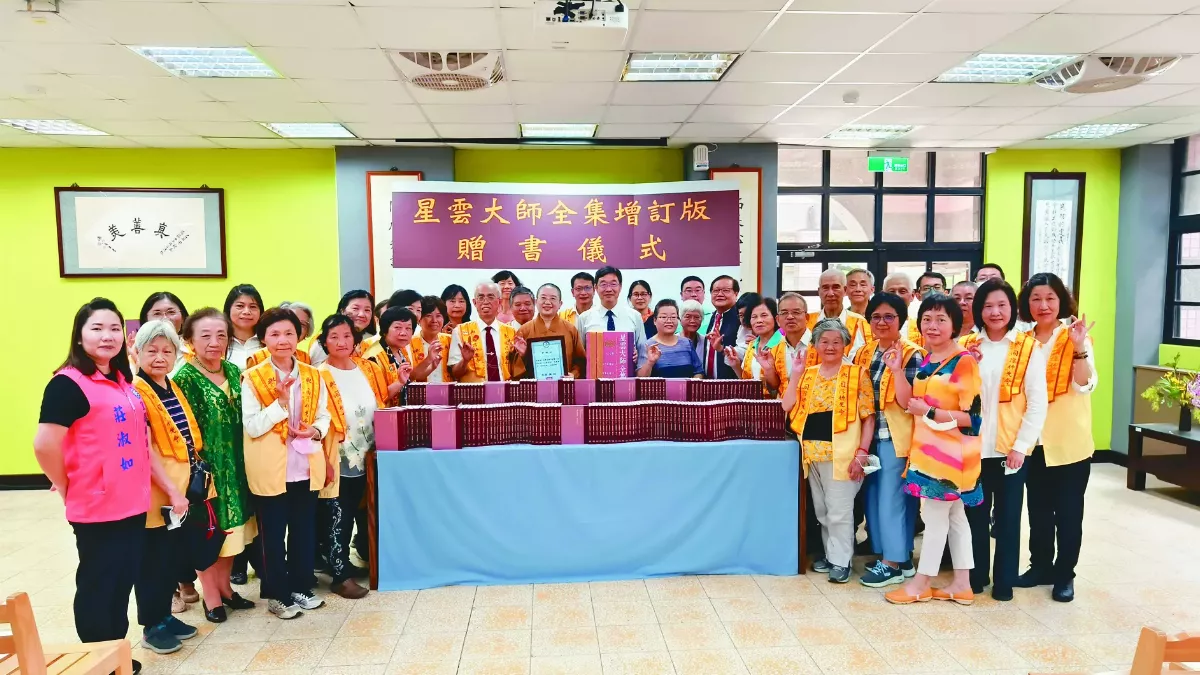 感謝母校栽培  慈惠法師致贈全集