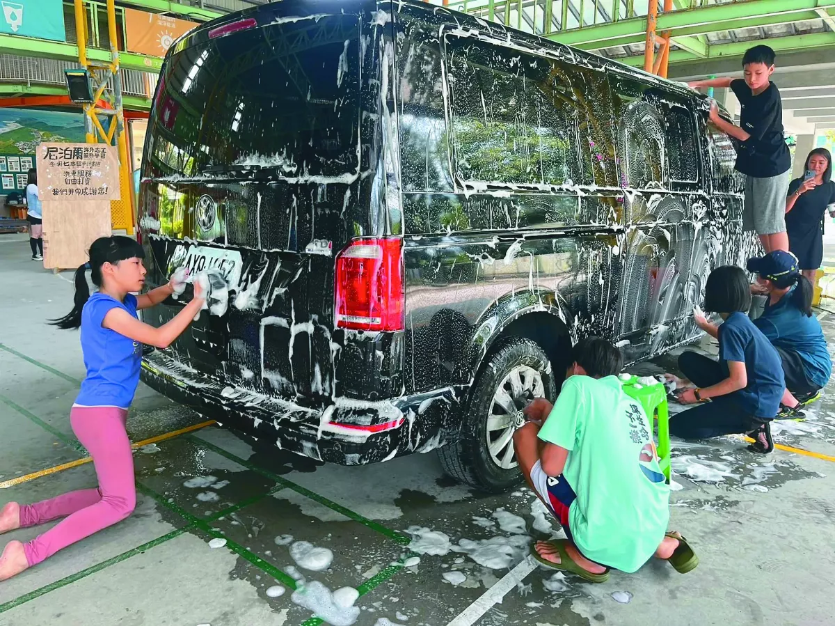岳明國中小七年級 靠洗車手作募款赴尼國服務
