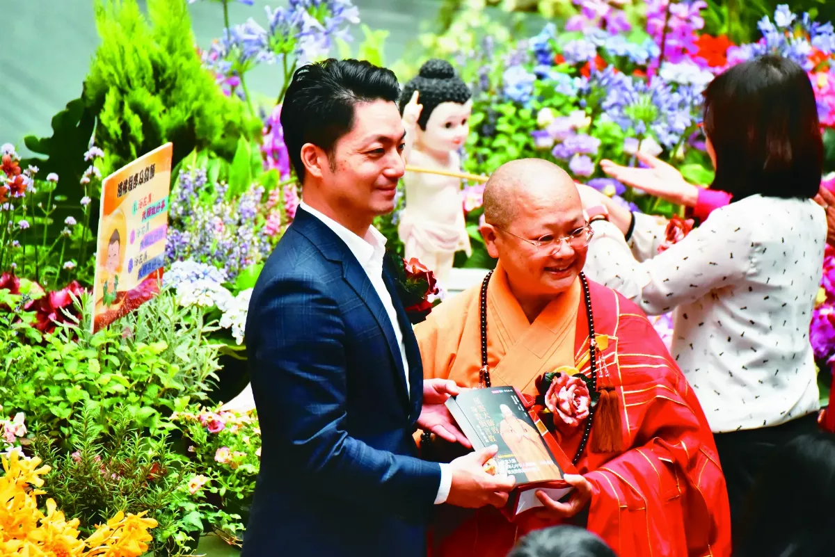北市府浴佛 蔣萬安領市民行三好