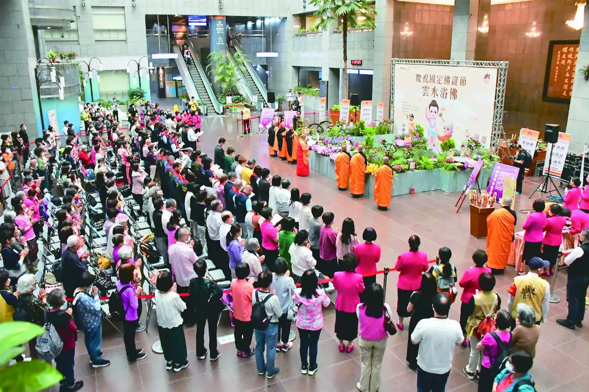 北市府浴佛 蔣萬安領市民行三好