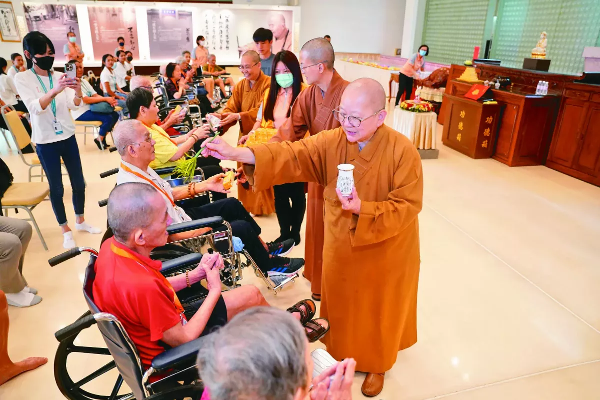 療養院送溫情  新加坡長者共沐佛恩