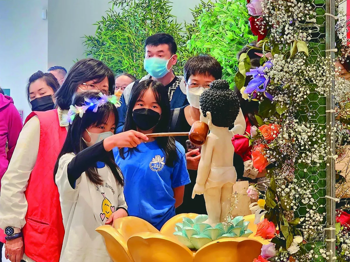 西來寺慶佛誕 千人浴佛結法緣