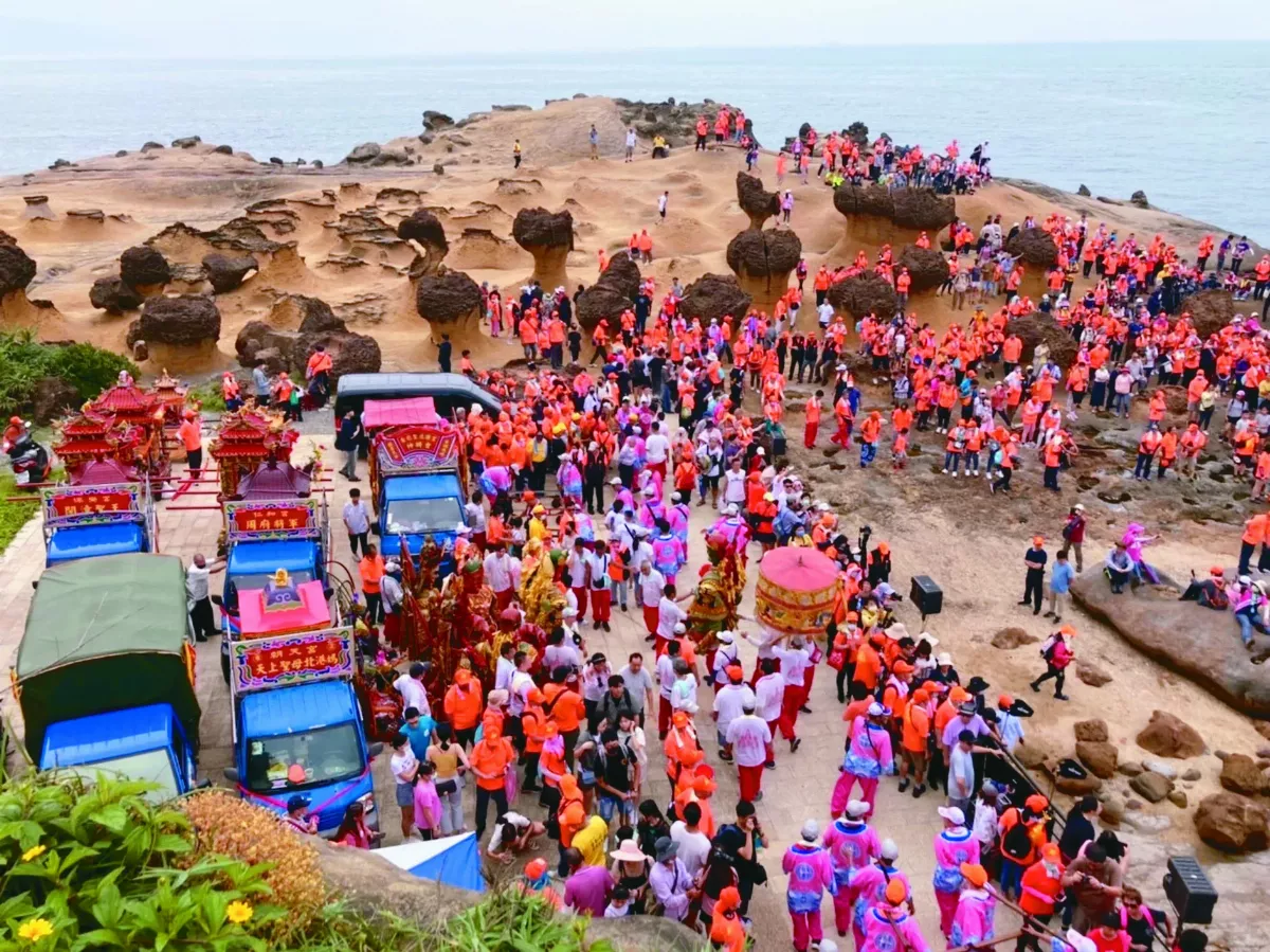 金包里二媽回野柳 上千人護送