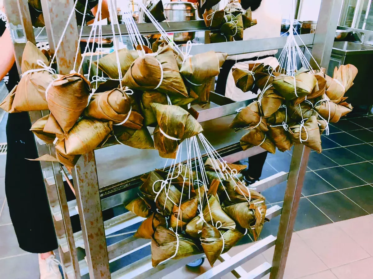百顆愛心素粽  佛大學子送暖