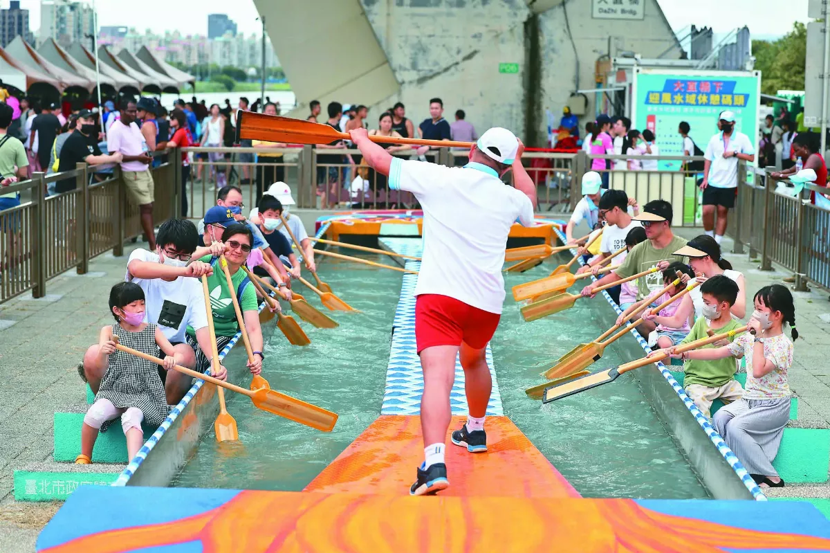 台北龍舟賽 親子學拿槳