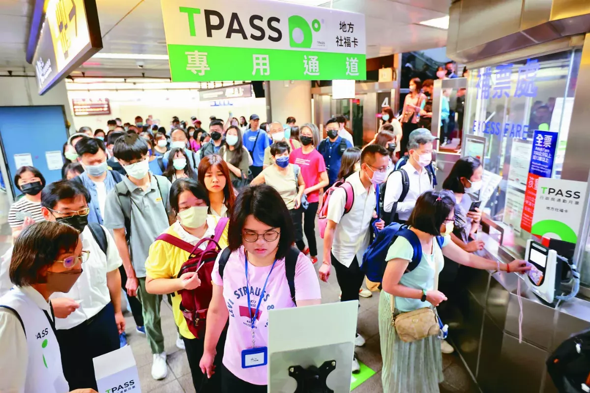 TPASS首遇上班日 台鐵專用道易堵