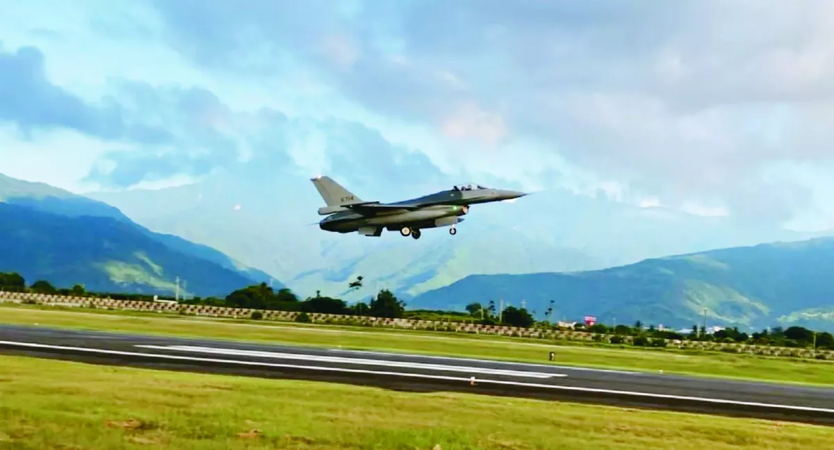 F-16V低空衝場  軍事迷搶拍